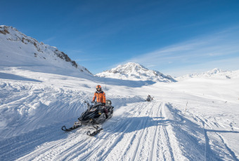 Groupe de moto-neige avec Evolution 2 Tignes.