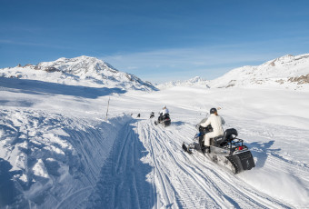 Groupe de motoneige avec Evolution 2 Val d’Isère.